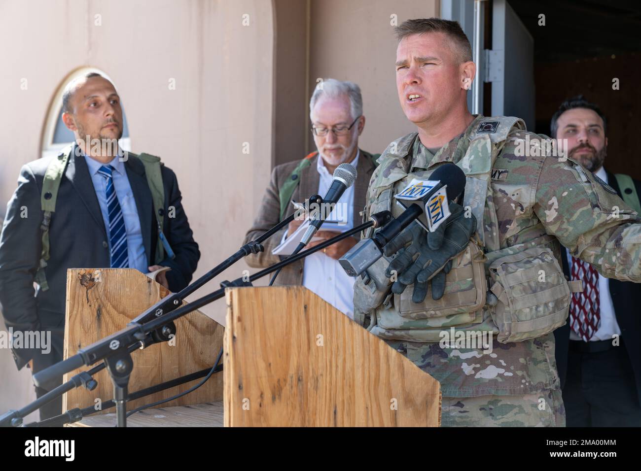 U.S. Army Trooper Lt. Col. Brendan McEvoy, the Regimental Engineer Squadron Commander, speaks to press at a press conference during a training rotation to the National Training Center, Fort Irwin, California, May 21, 2022. Following a victory in the city of Razish, McEvoy, the Provincial Chief of Police and the Erdabil Governor agreed that the 3d CR would turn security efforts over to Erdibil Police. Stock Photo