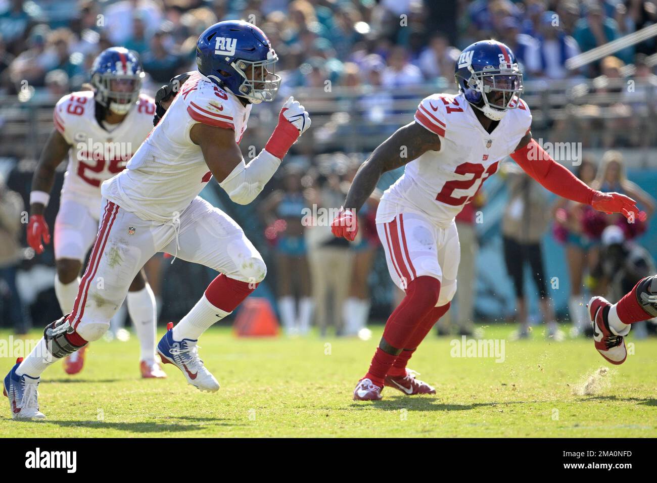 New York Giants defensive end Kayvon Thibodeaux (5) and safety
