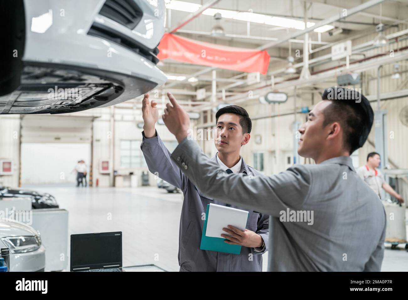 Repair Shop Roles Repair shop mechanics of personnel with the customer Stock Photo - Alamy