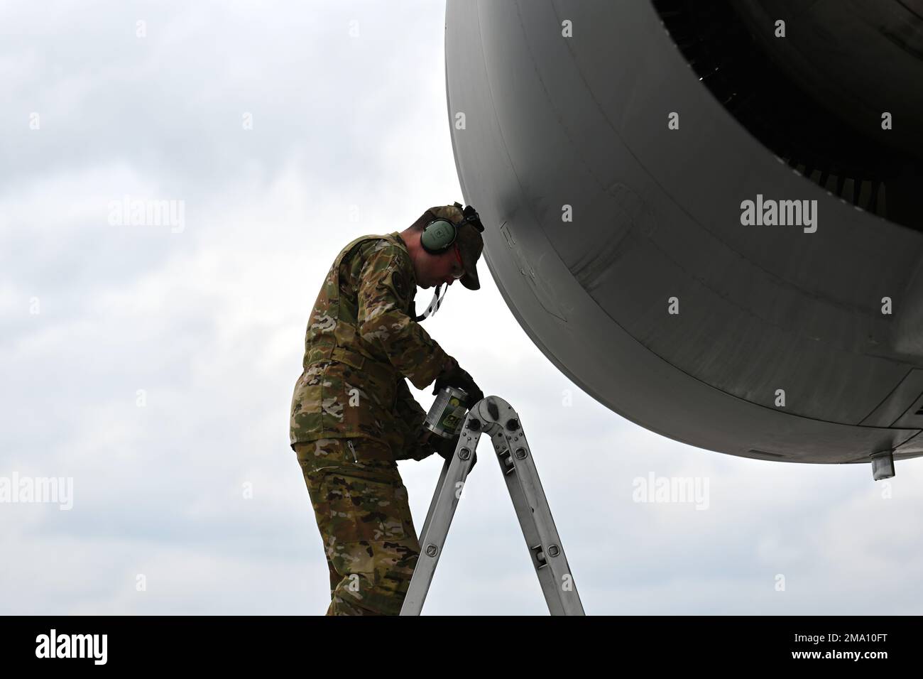 u-s-air-force-tech-sgt-carl-payne-a-flying-crew-chief-deployed-to