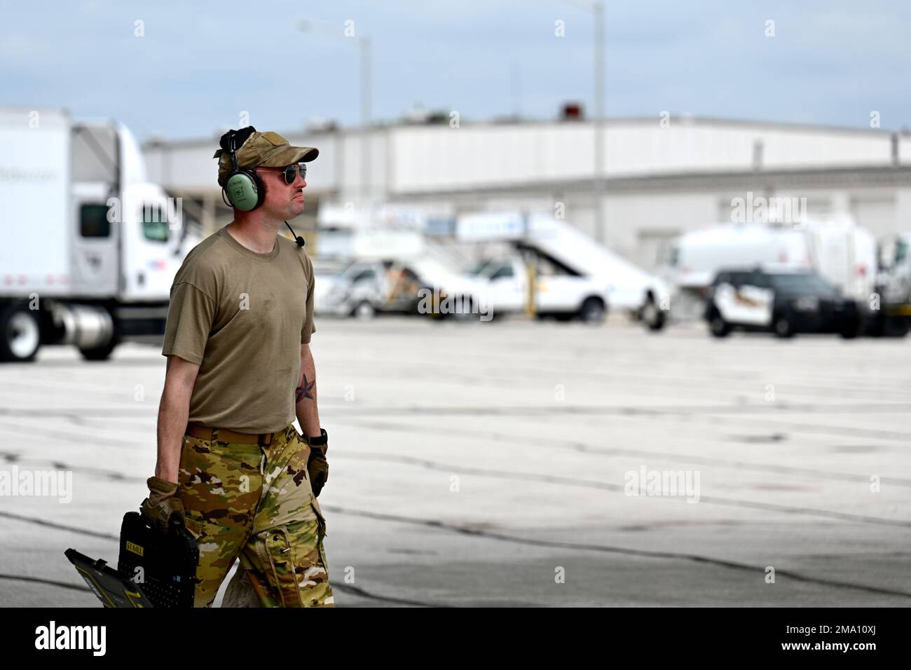 u-s-air-force-tech-sgt-carl-payne-a-flying-crew-chief-deployed-to