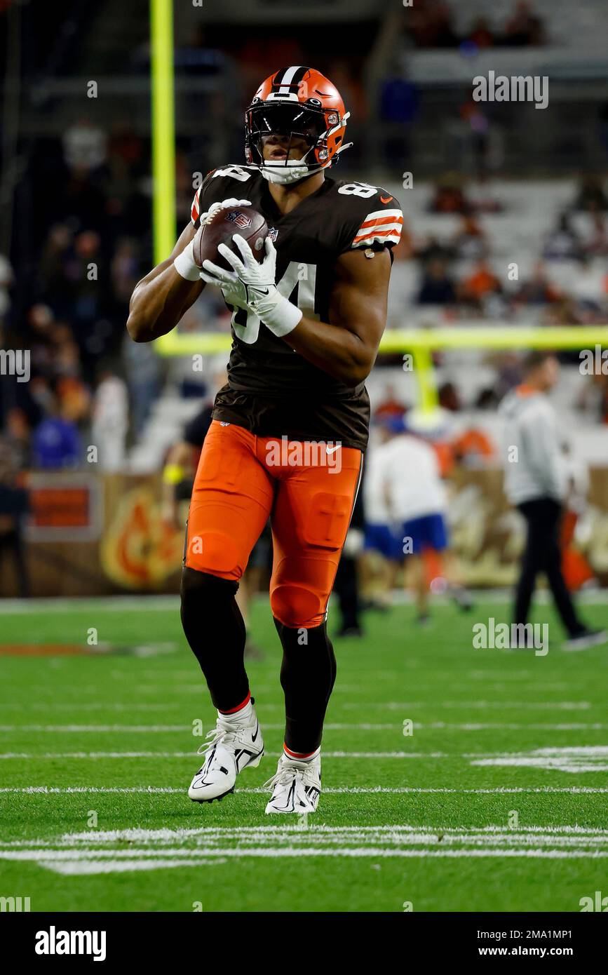 Cleveland Browns tight end Pharaoh Brown (84) warms up prior to