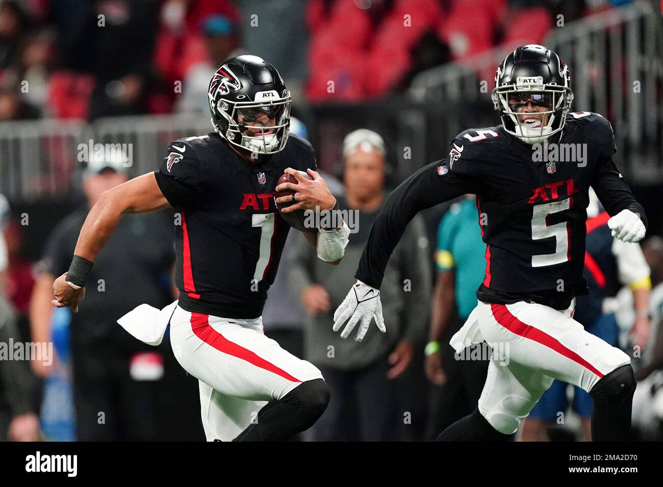 Atlanta Falcons quarterback Marcus Mariota (1) runs next to Atlanta