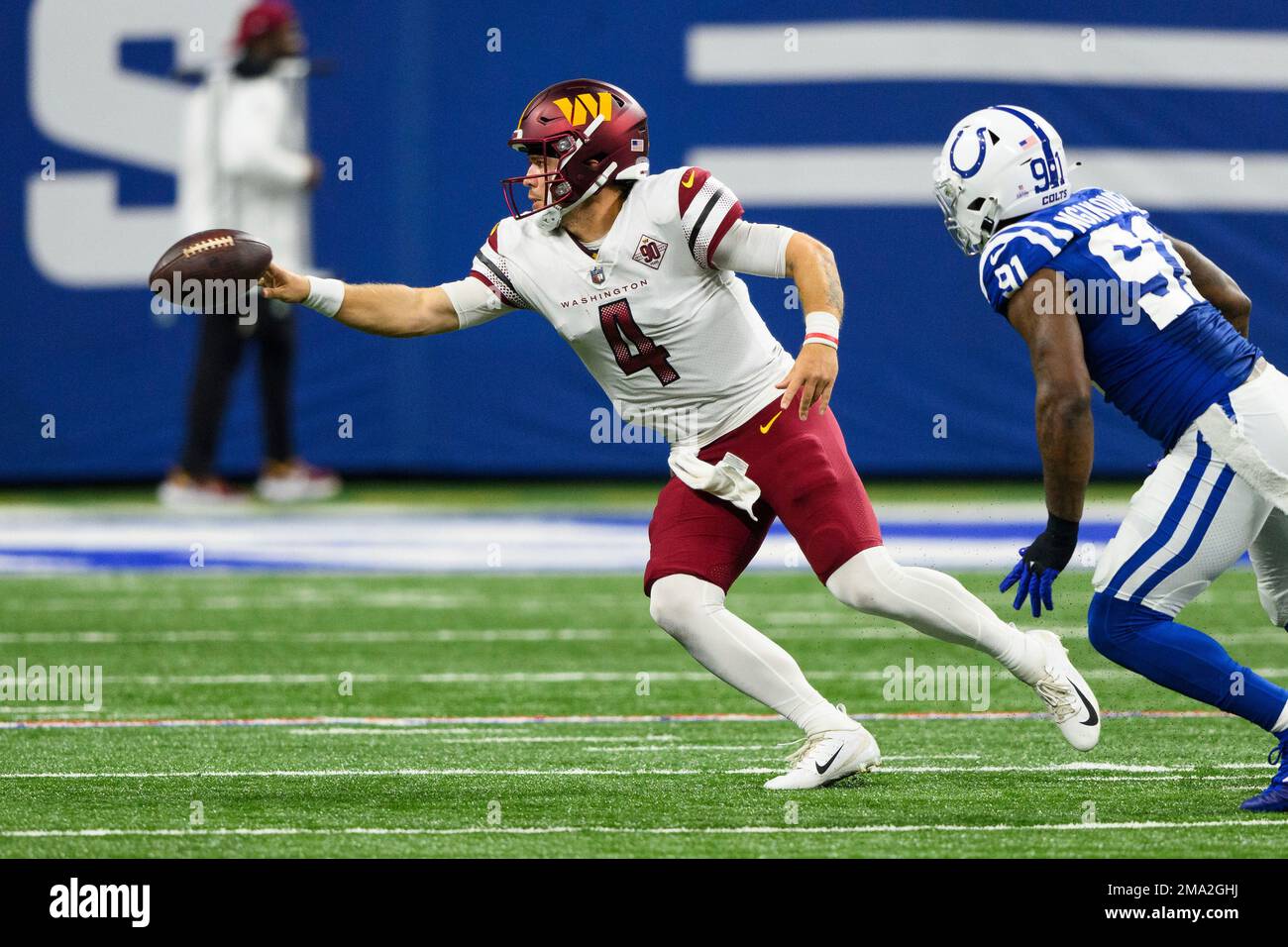 Washington Commanders quarterback Taylor Heinicke (4) pitches the