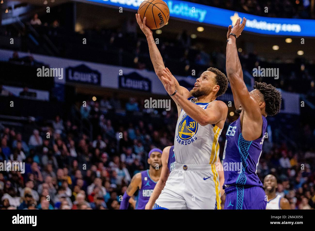 Download Steph Curry Going For Layup Wallpaper