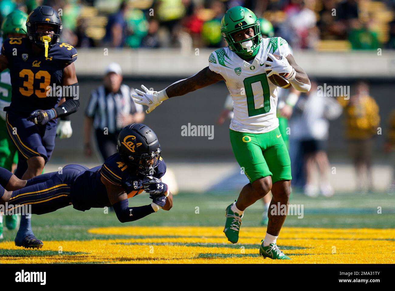 California cornerback Isaiah Young (41) is unable to tackle Oregon