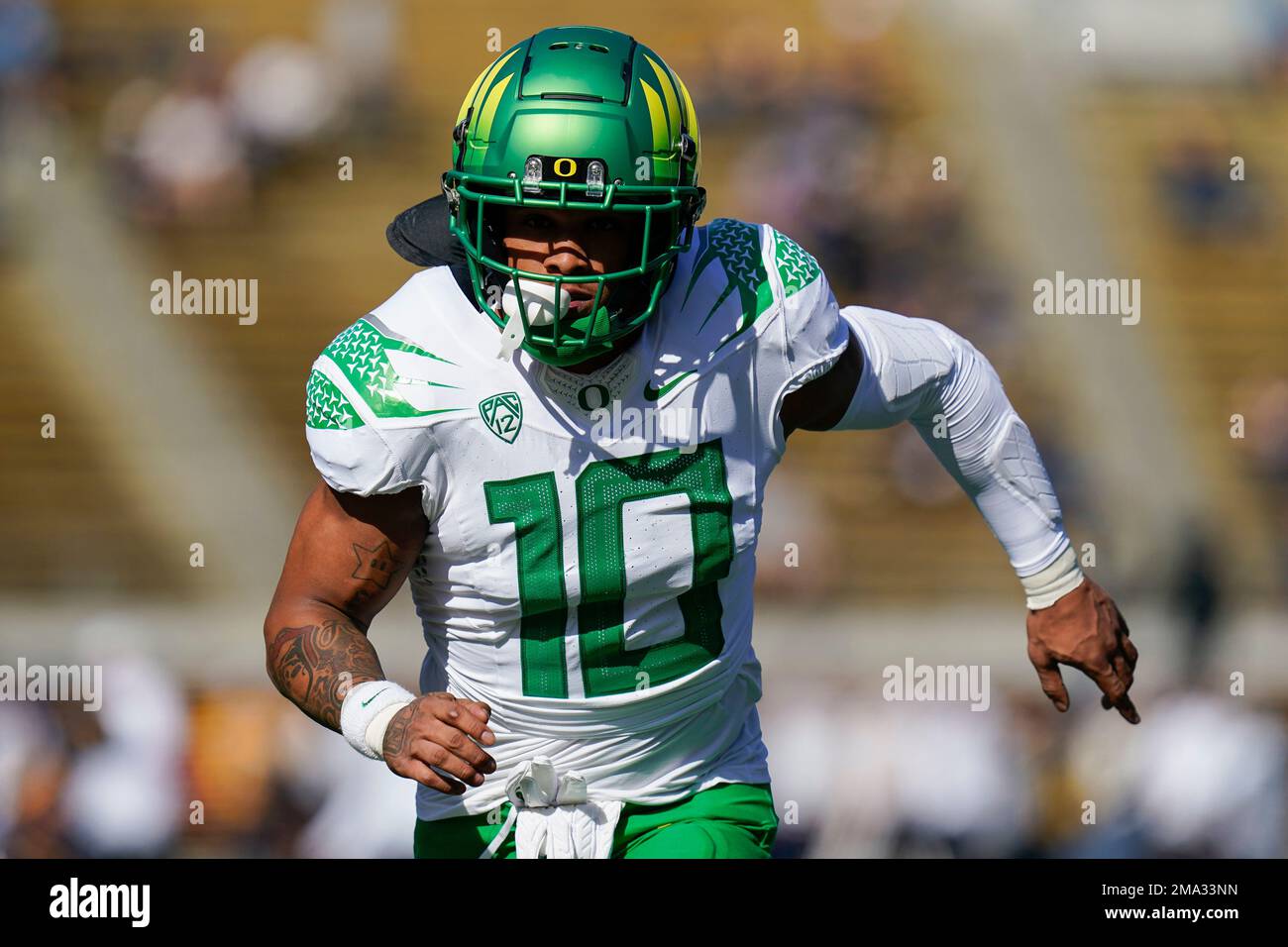 Oregon linebacker Justin Flowe warms up before an NCAA college football ...