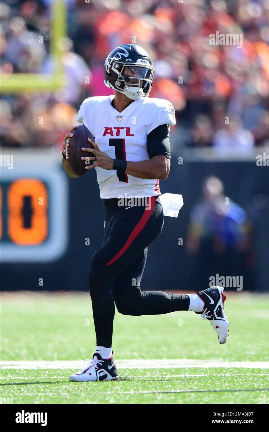 Atlanta Falcons quarterback Marcus Mariota (1) carries the ball during ...