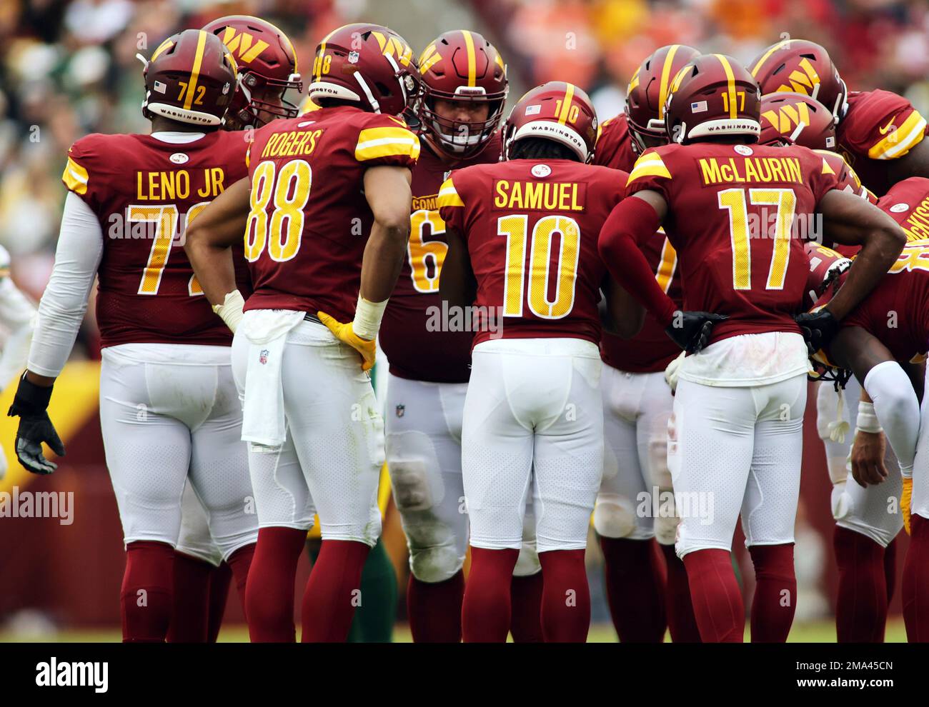 Tennessee Titans players huddle up during an NFL football game against the  Washington Commanders, Sunday, October 9, 2022 in Landover. (AP  Photo/Daniel Kucin Jr Stock Photo - Alamy