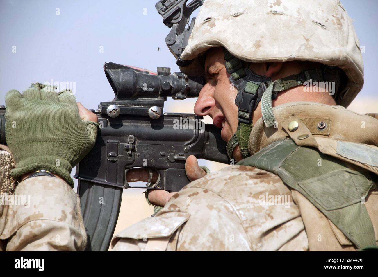 US Marine Corps (USMC) personnel with the 1ST Battalion, 8th Marines, searches for insurgents and weapons through his scope during Operation Al Fajr, in support of Operation IRAQI FREEDOM. Subject Operation/Series: IRAQI FREEDOM Base: Fallujah State: Al Anbar Country: Iraq (IRQ) Stock Photo