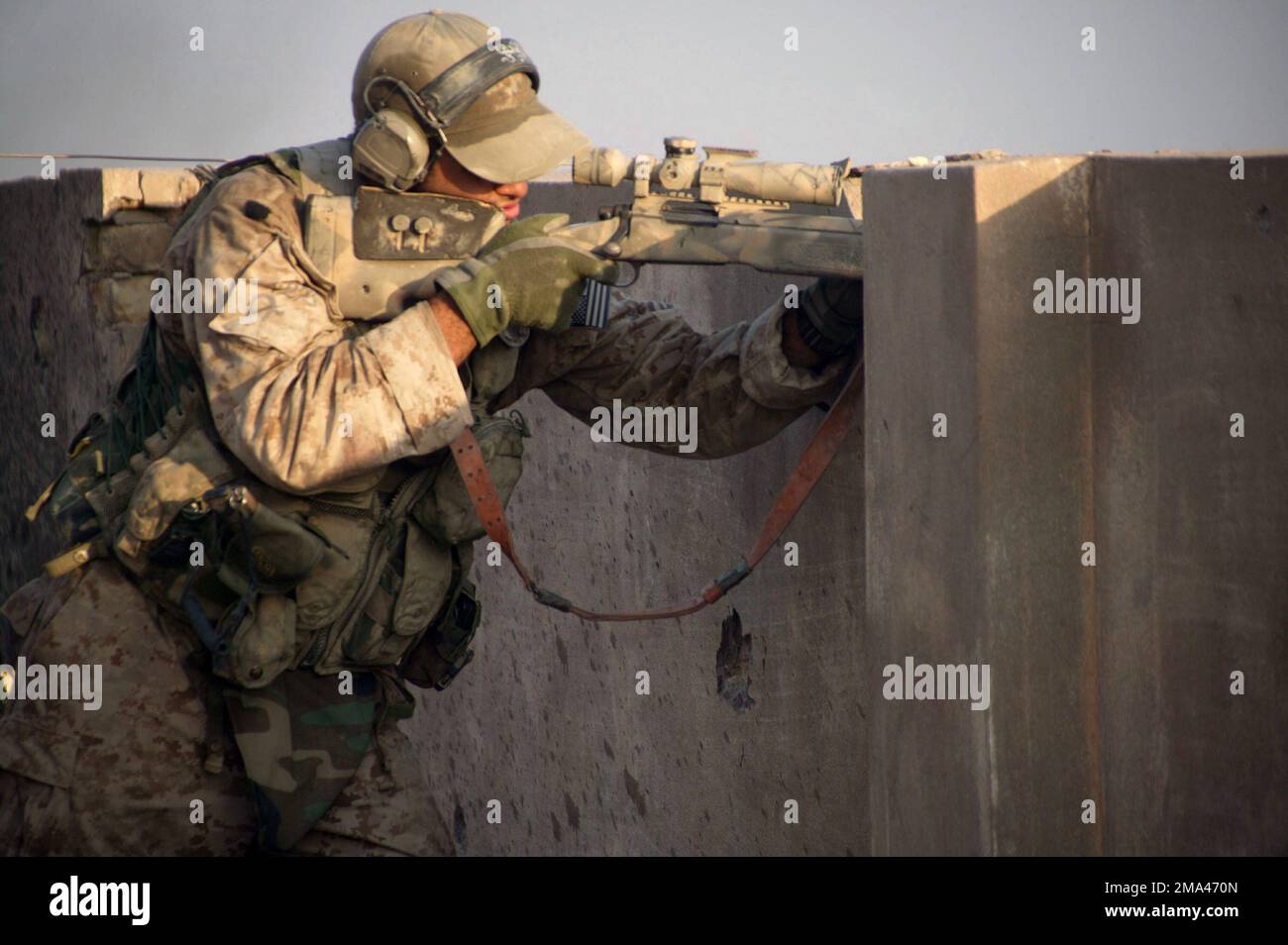US Marine Corps (USMC) personnel with 1ST Battalion, 8th Marines, look for insurgents running through the streets of Fallujah during Operation Al Fajr, which is in support of Operation IRAQI FREEDOM. Subject Operation/Series: IRAQI FREEDOM Base: Fallujah State: Al Anbar Country: Iraq (IRQ) Stock Photo
