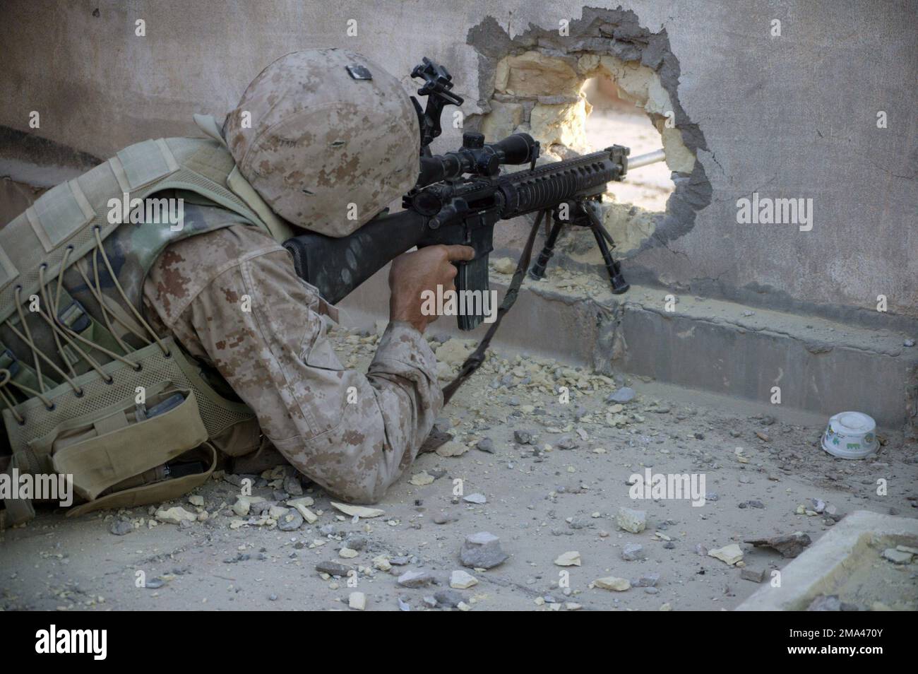 US Marine Corps (USMC) personnel with 1ST Battalion, 8th Marines, look for insurgents running through the streets of Fallujah during Operation Al Fajr, which is in support of Operation IRAQI FREEDOM. Subject Operation/Series: IRAQI FREEDOM Base: Fallujah State: Al Anbar Country: Iraq (IRQ) Stock Photo