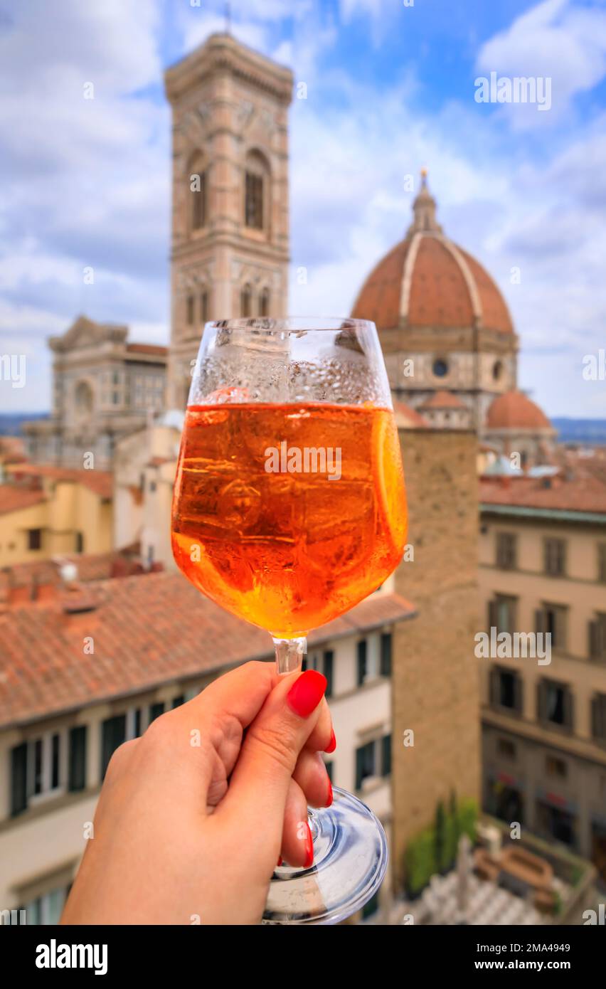 Un bicchiere di Aperol Spritz in un bar in Italia Foto stock - Alamy