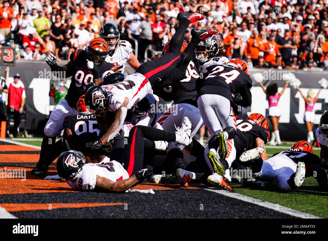 Atlanta Falcons running back Tyler Allgeier (25) dives in for a touchdown  against the Cincinnati Bengals in the first half of an NFL football game in  Cincinnati, Sunday, Oct. 23, 2022. (AP