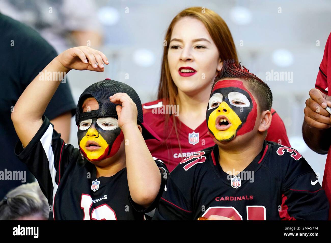 Arizona Cardinals fans cheers on Cardinals players as they run on the ...