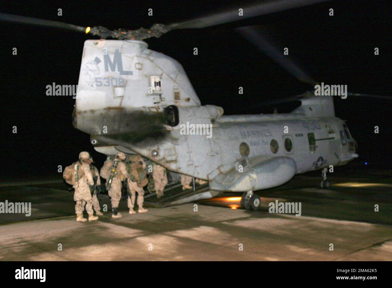 US Marine Corps (USMC) Infantry Marines from 3rd Battalion (BN), 25th Marine Regiment (MAR REGT), Regimental Combat Team-2 (RCT-2), board a USMC CH-46E Sea Knight helicopter, Marine Medium Helicopter Squadron 764 (HMM-764), 4th Marine Aircraft Wing (MAW), Edwards Air Force Base (AFB), California (CA), on Al Asad Air Base (AB), Iraq, for Operation RIVER SWEEP in support of Operation IRAQI FREEDOM. Base: Al Asad Air Base State: Al Anbar Country: Iraq (IRQ) Stock Photo