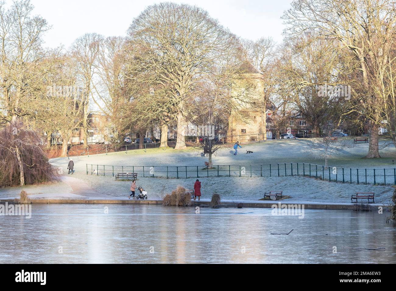 Northampton, UK. 19th January 2023. A crisp clear morning with a heavy frost in Abington Park for people out getting in there exercise. Credit: Keith J Smith./Alamy Live News Stock Photo