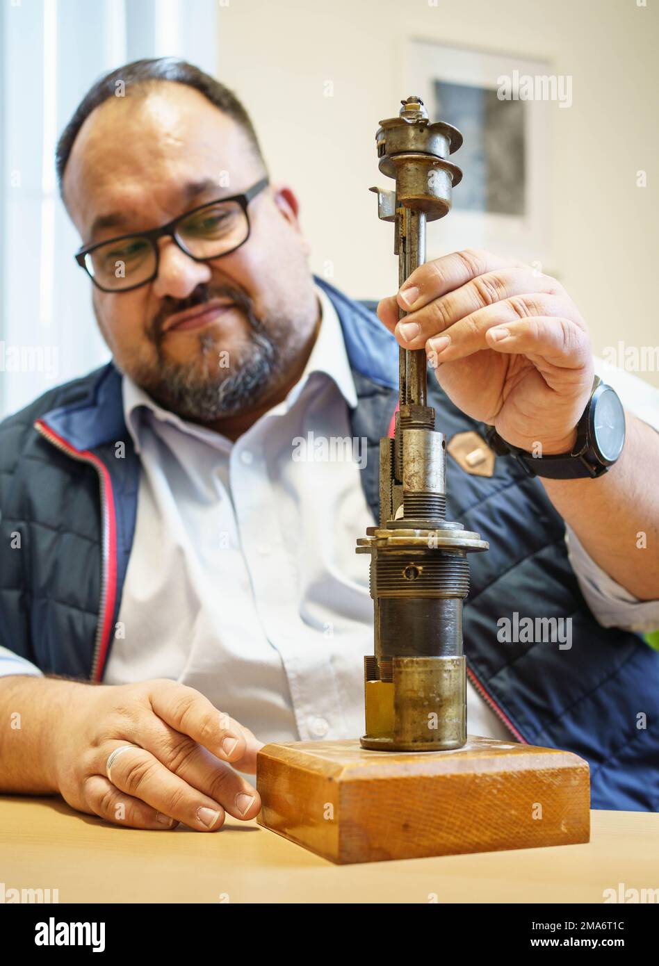 Darmstadt, Germany. 18th Jan, 2023. Alexander Majunke, head of the Explosive Ordnance Disposal Service of the State of Hesse at the Darmstadt Regional Council, explains how an American long-life detonator works. Credit: Frank Rumpenhorst/dpa/Alamy Live News Stock Photo