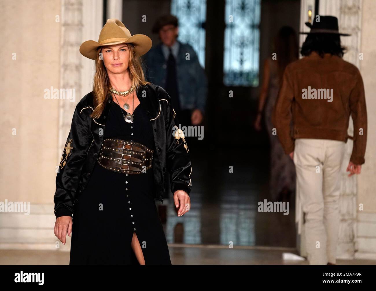 A model walks down steps at the Ralph Lauren Spring 2023 Fashion Experience  on Thursday, Oct. 13, 2022, at the Huntington Gardens in Pasadena, Calif.  (AP Photo/Chris Pizzello Stock Photo - Alamy
