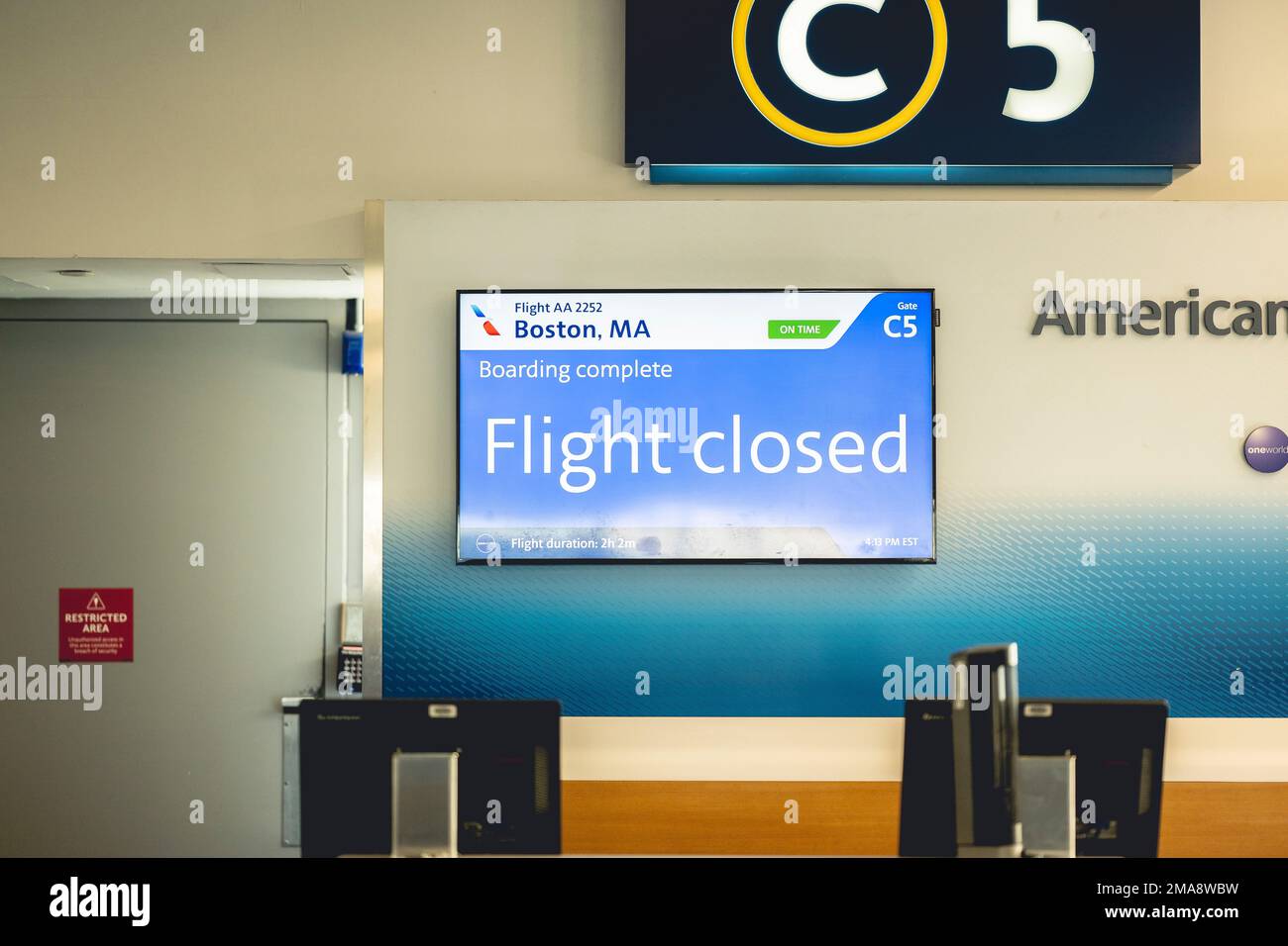 Airplane closed to city hi res stock photography and images Alamy