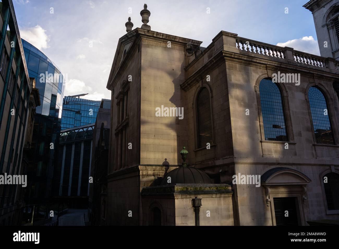 Church of St Andrew, Holborn. Statues of blue-coated schoolchildren from nearby St Andrews Parochial school. Blue dye was cheapest so used by school Stock Photo