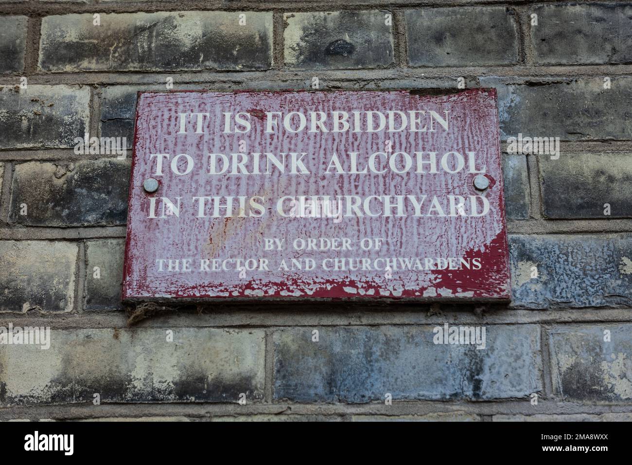 No alcohol notice in the churchyard of St Bartholomew the Great church, Smithfield, London Stock Photo