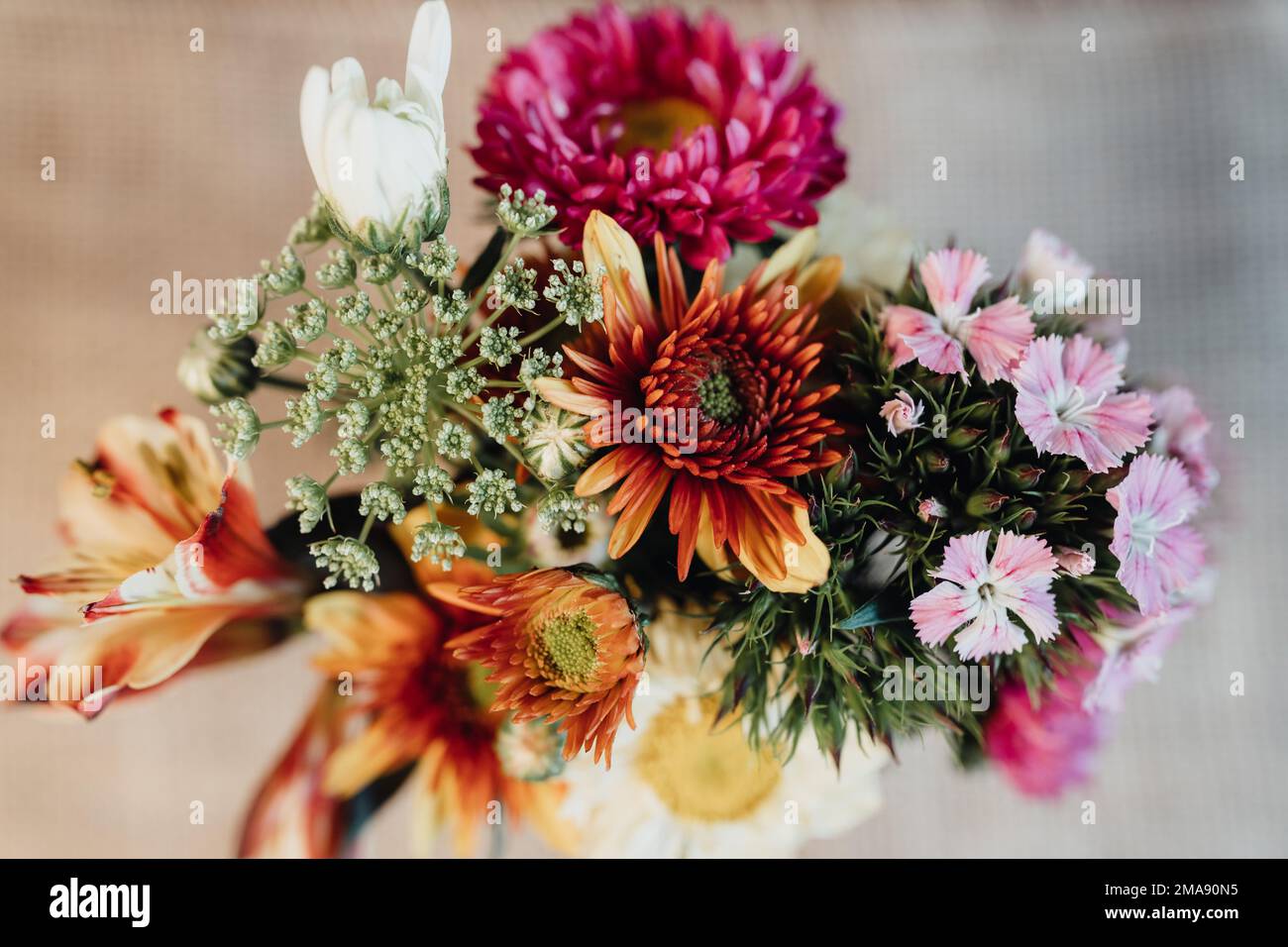 Bunter farbenprächtiger Blumenstrauss von oben Stock Photo