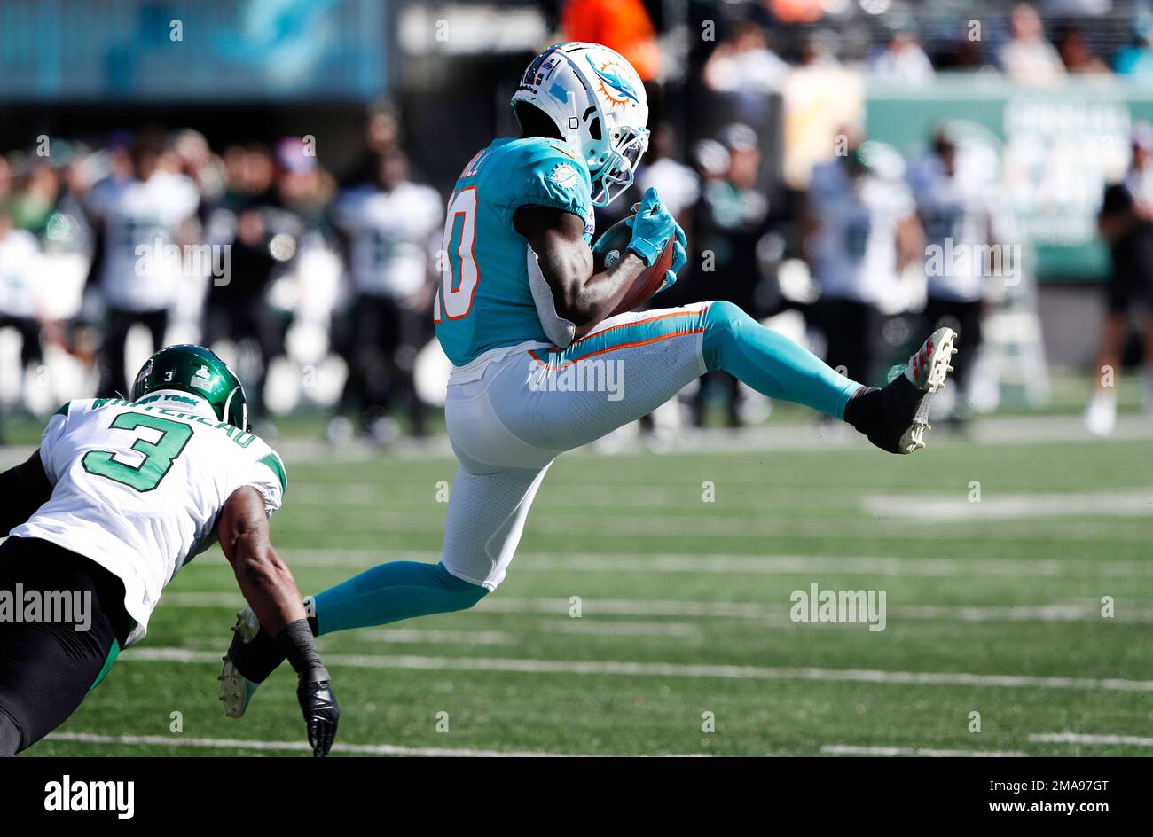 Miami Dolphins wide receiver Tyreek Hill (10) makes a catch in front of