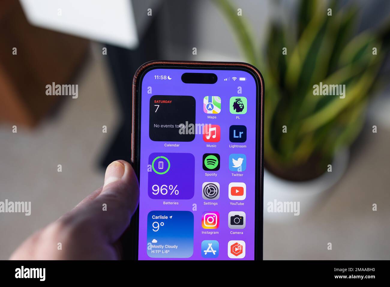 LONDRA - 10 GENNAIO 2023: Cavo di ricarica Apple iPhone 14 Pro con  schermata iniziale e icone delle applicazioni Foto stock - Alamy