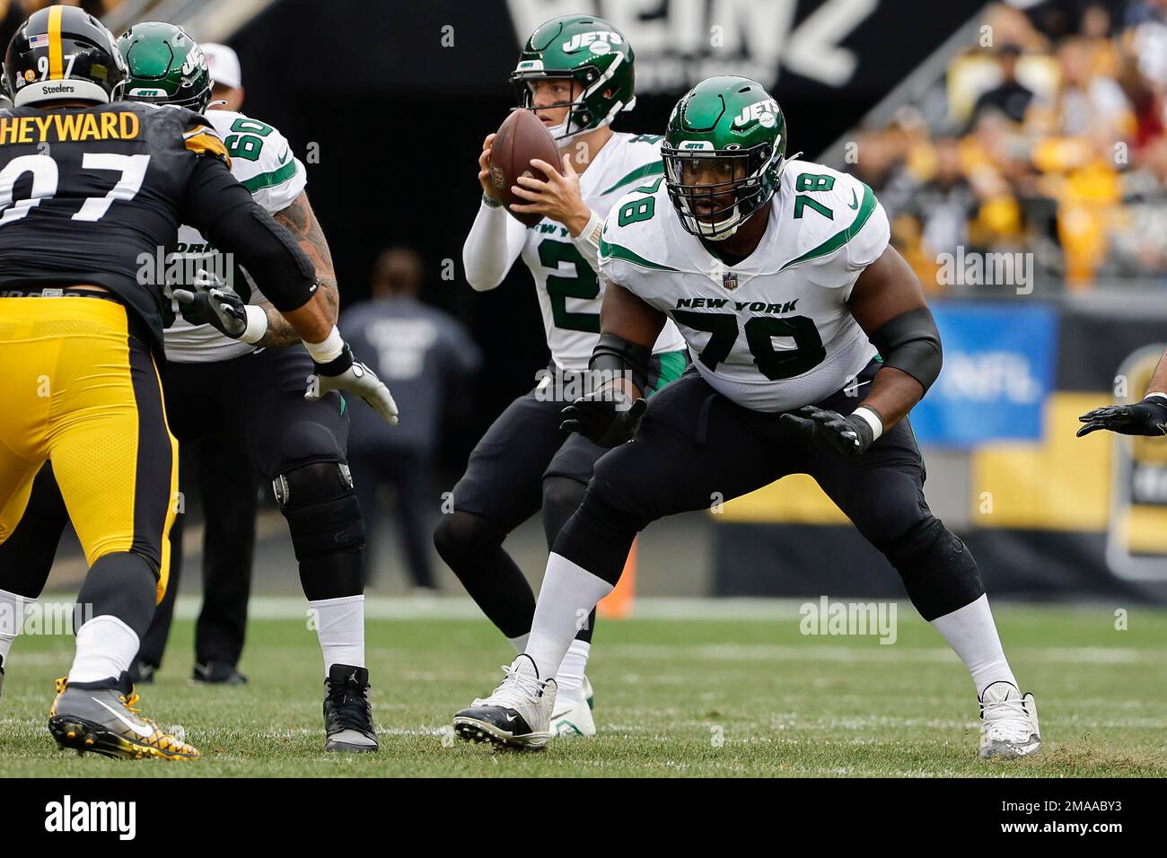 New York Jets guard Laken Tomlinson during an NFL football game against the  Pittsburgh Steelers at Acrisure Stadium, Sunday, Oct. 2, 2022 in  Pittsburgh, Penn. (Winslow Townson/AP Images for Panini Stock Photo 