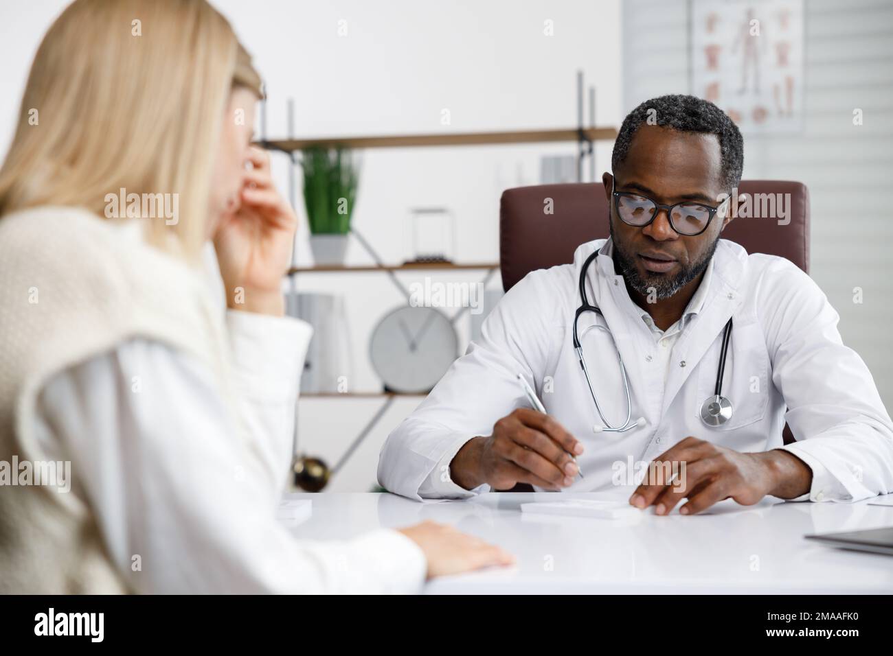 Two african woman talk serious hi-res stock photography and images - Alamy