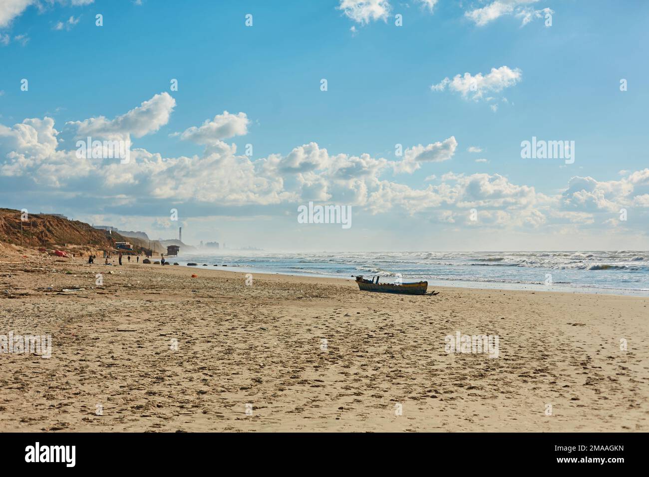 Wooden boat abandoned on the seashore Stock Photo - Alamy