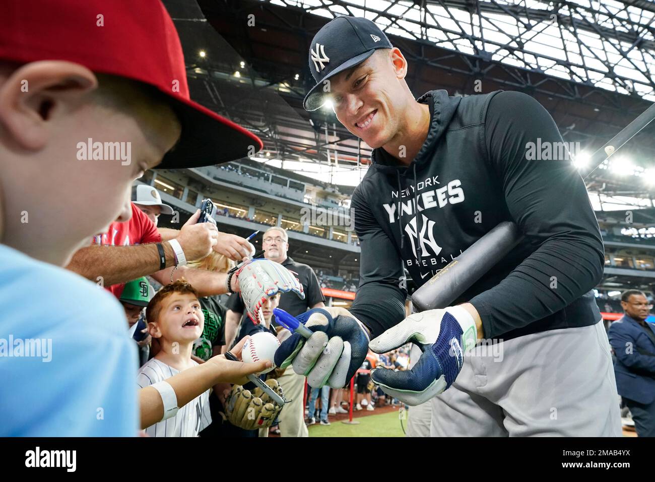 New York Yankees' Aaron Judge signs autographs during batting practice  before a baseball game against the Texas Rangers in Arlington, Texas,  Monday, Oct. 3, 2022. (AP Photo/LM Otero Stock Photo - Alamy