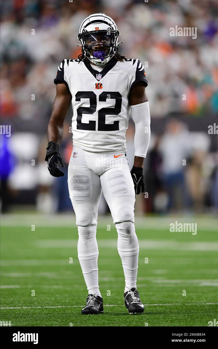 Chicago, United States. 19th Sep, 2021. Chicago Bears wide receiver Allen  Robinson (12) makes a first quarter touchdown catch over Cincinnati Bengals  cornerback Chidobe Awuzie (22) at Soldier Field in Chicago on