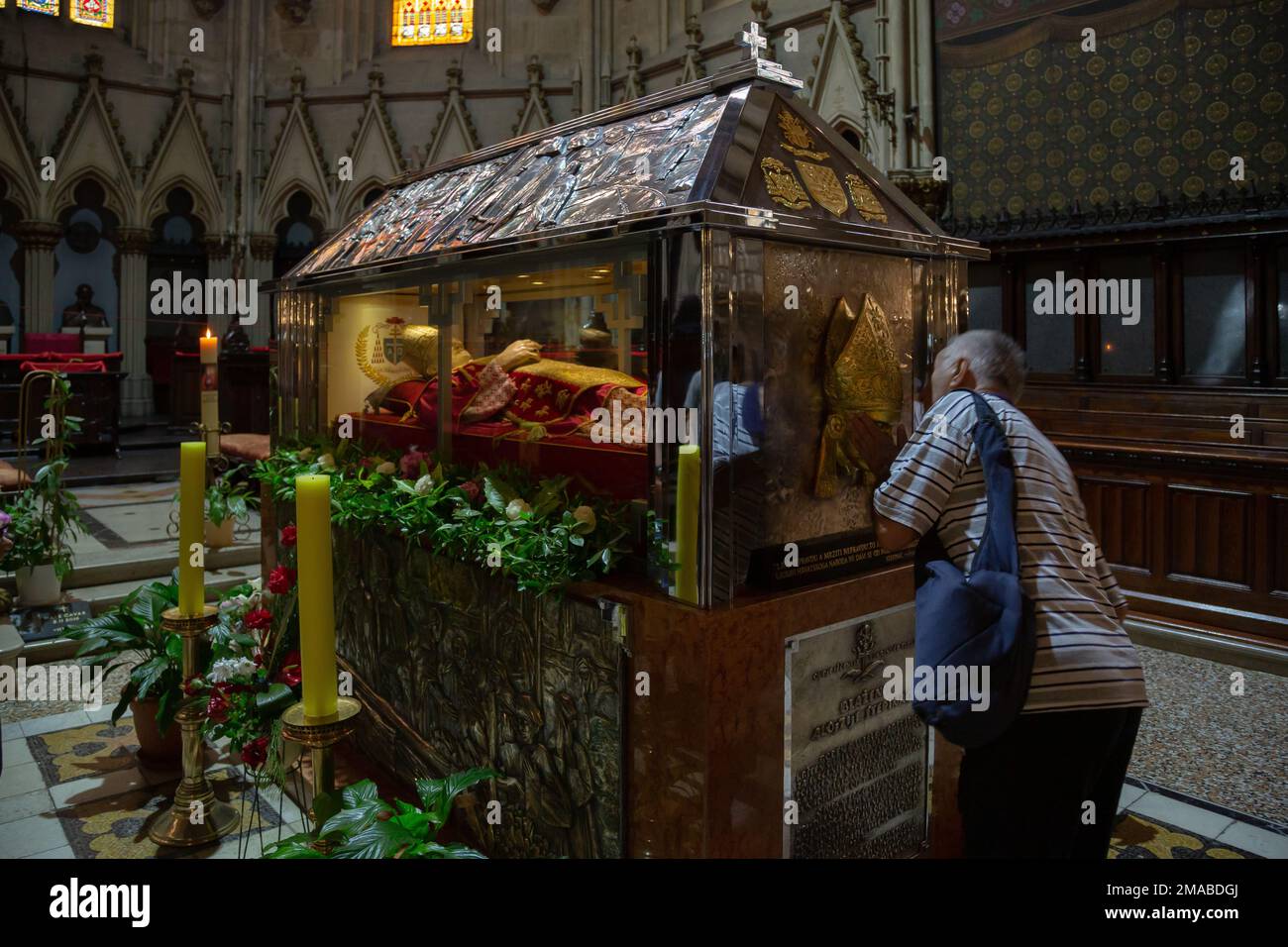 26.05.2016, Croatia, Zagreb, Zagreb - Believers kissing the glass of the tomb of the controversial Cardinal Alojzije Stepinac, Zagreb Cathedral, Episc Stock Photo