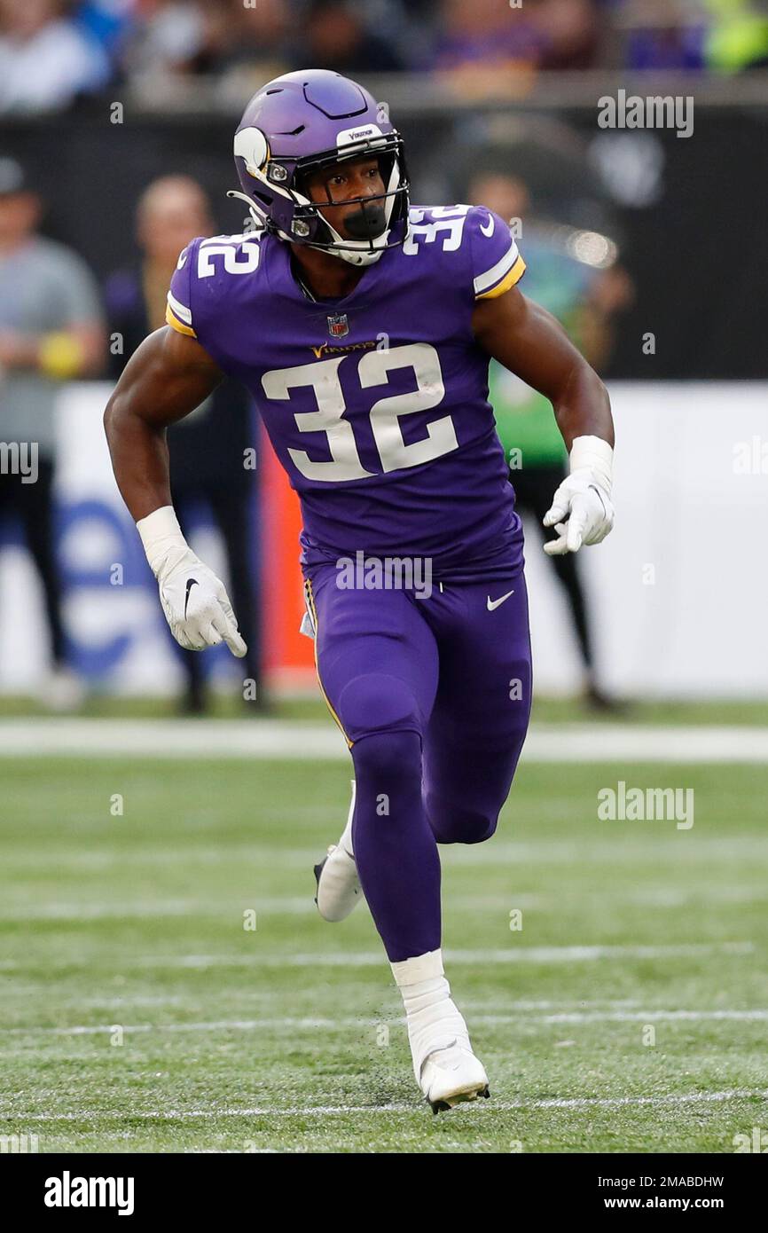 minnesota-vikings-running-back-ty-chandler-32-runs-up-the-field