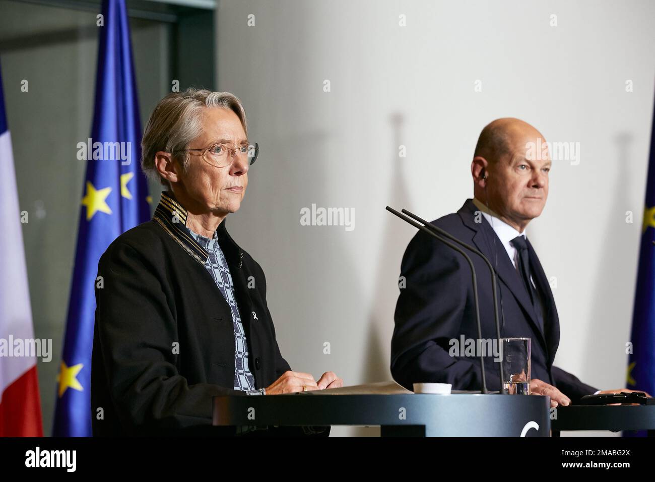 25.11.2022, Germany, Berlin, Berlin - French Prime Minister Elisabeth Borne and German Chancellor Olaf Scholz at the joint press conference in the Cha Stock Photo