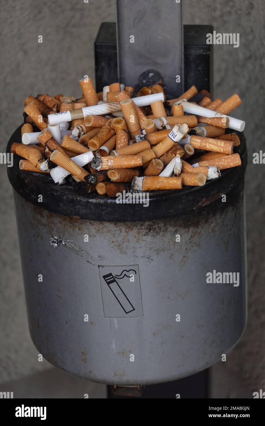 12.05.2022, Germany, , Berlin - Ashtray filled with cigarette butts ...