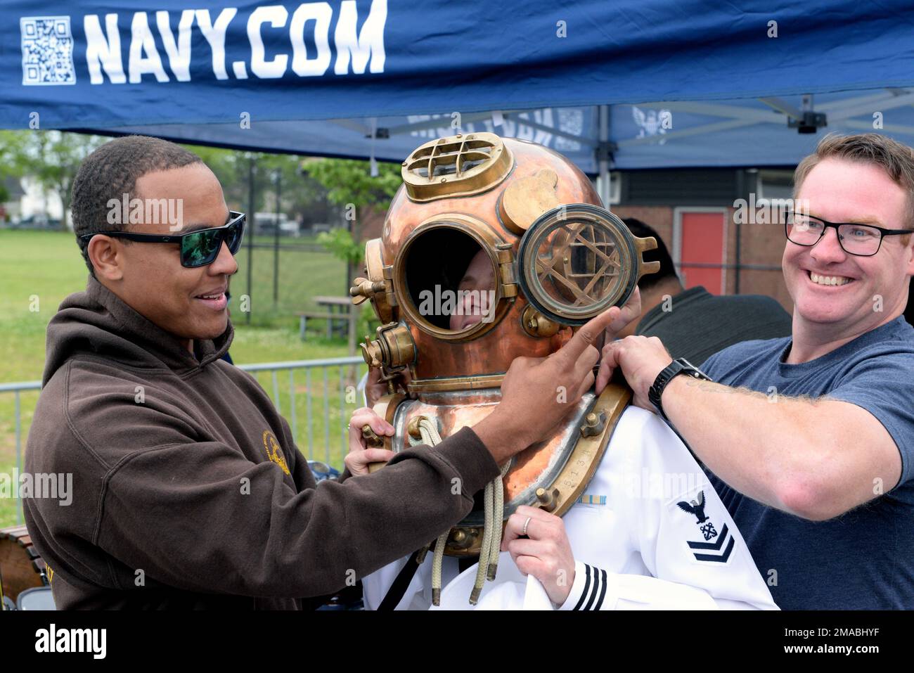 Navy recruiting new york hi-res stock photography and images - Alamy