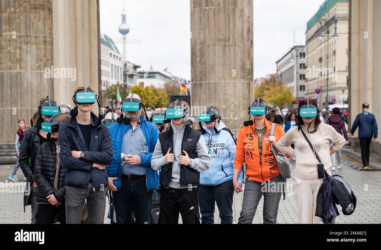 15.10.2022, Germany, , Berlin - A group of tourists wearing VR glasses during a city tour by the provider Timeride at the Brandenburg Gate in the Mitt Stock Photo