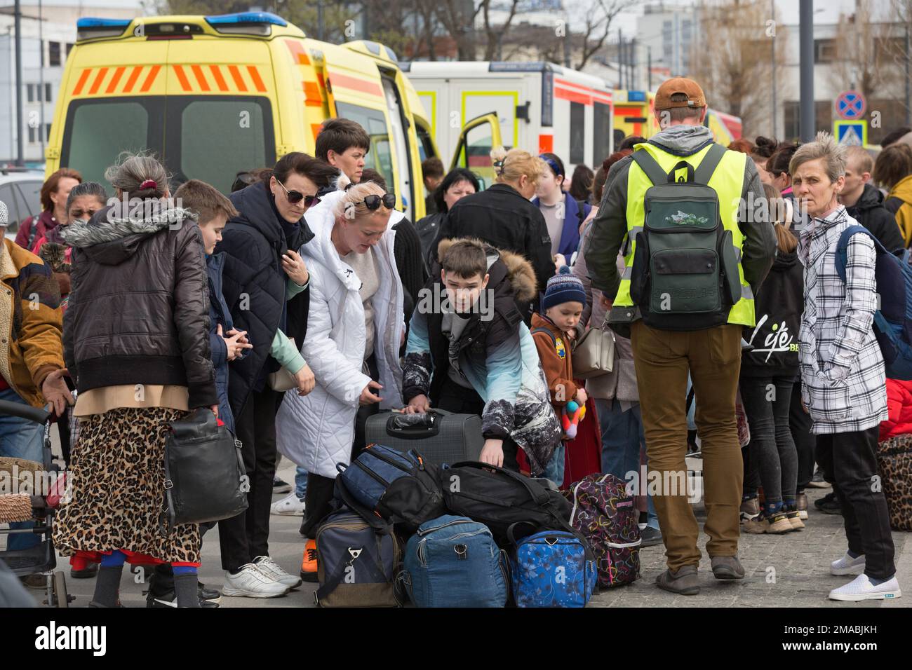 15.04.2022, Ukraine, Oblast, Lviv - Ukrainian war refugees with luggage ...