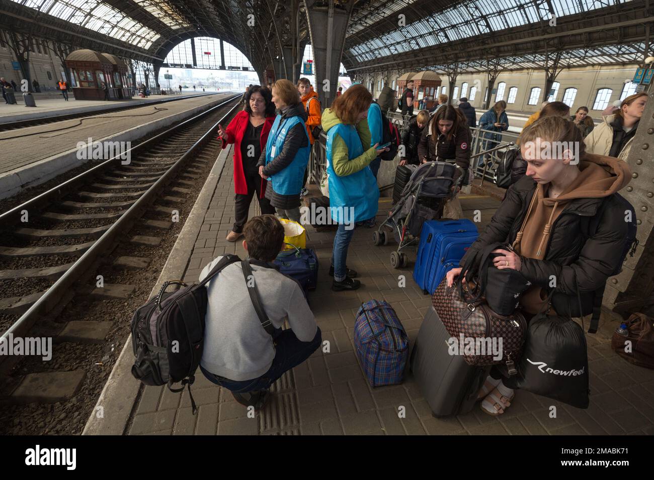 15.04.2022, Ukraine, Oblast, Lviv - Ukrainian war refugees are received and cared for by volunteers on the platform at the main train station. Attenti Stock Photo