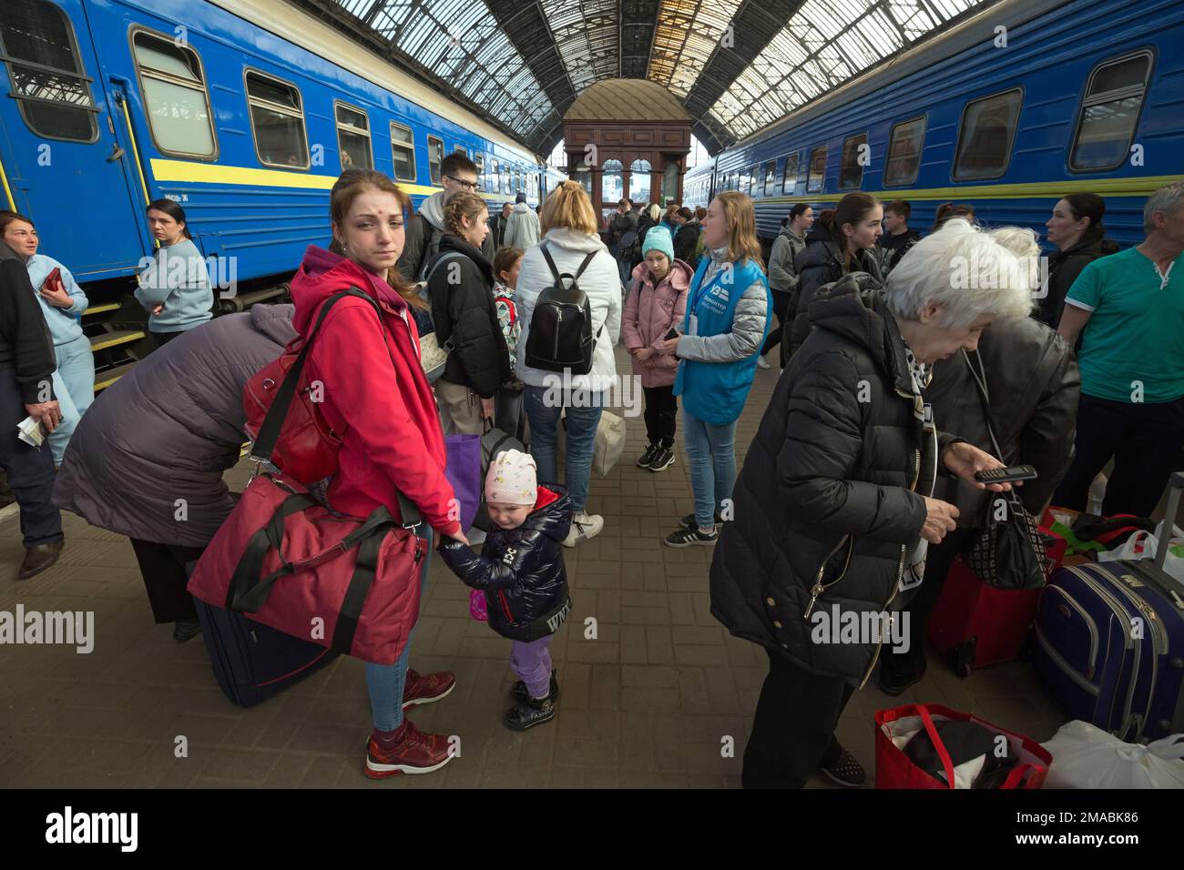 15.04.2022, Ukraine, Oblast, Lviv - Ukrainian war refugees are received and cared for by volunteers on the platform at the main train station. Attenti Stock Photo