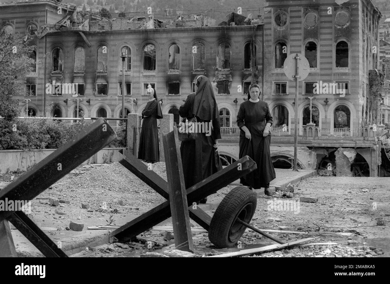 22.06.1992, Bosnia and Herzegovina, Canton Herzegovina-Neretva, Mostar - Bosnian war. End of the first siege of Mostar. Nuns stand in front of the des Stock Photo