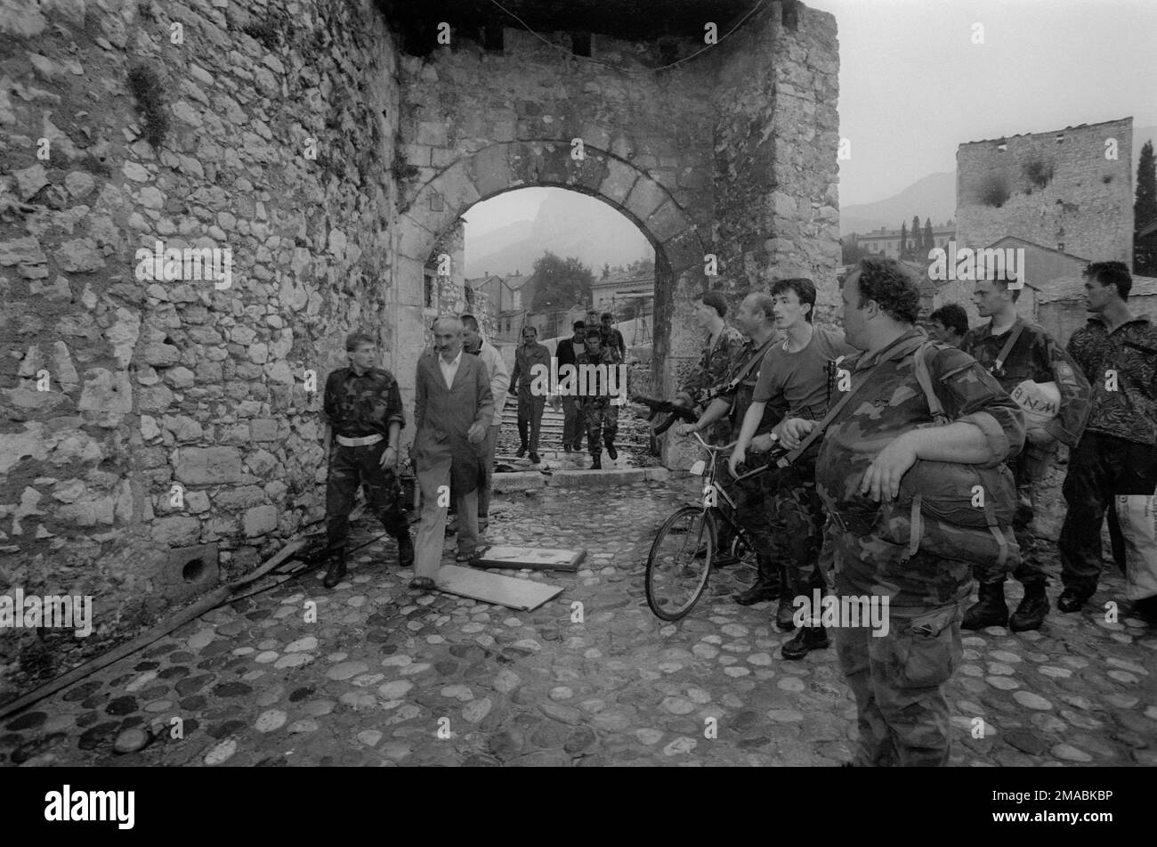 22.06.1992, Bosnia and Herzegovina, Canton Herzegovina-Neretva, Mostar - Bosnian war. End of the first siege of Mostar. Civilians and soldiers crossin Stock Photo