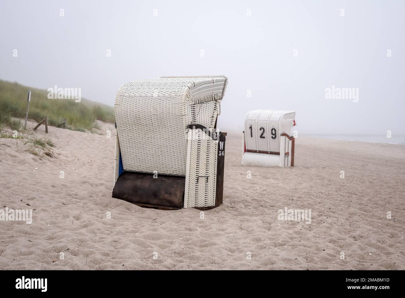 10.09.2022, Germany, Mecklenburg-Western Pomerania, Graal-Mueritz - Beach beacons in the fog on the sandy beach of the Baltic Sea spa Graal-Mueritz. T Stock Photo