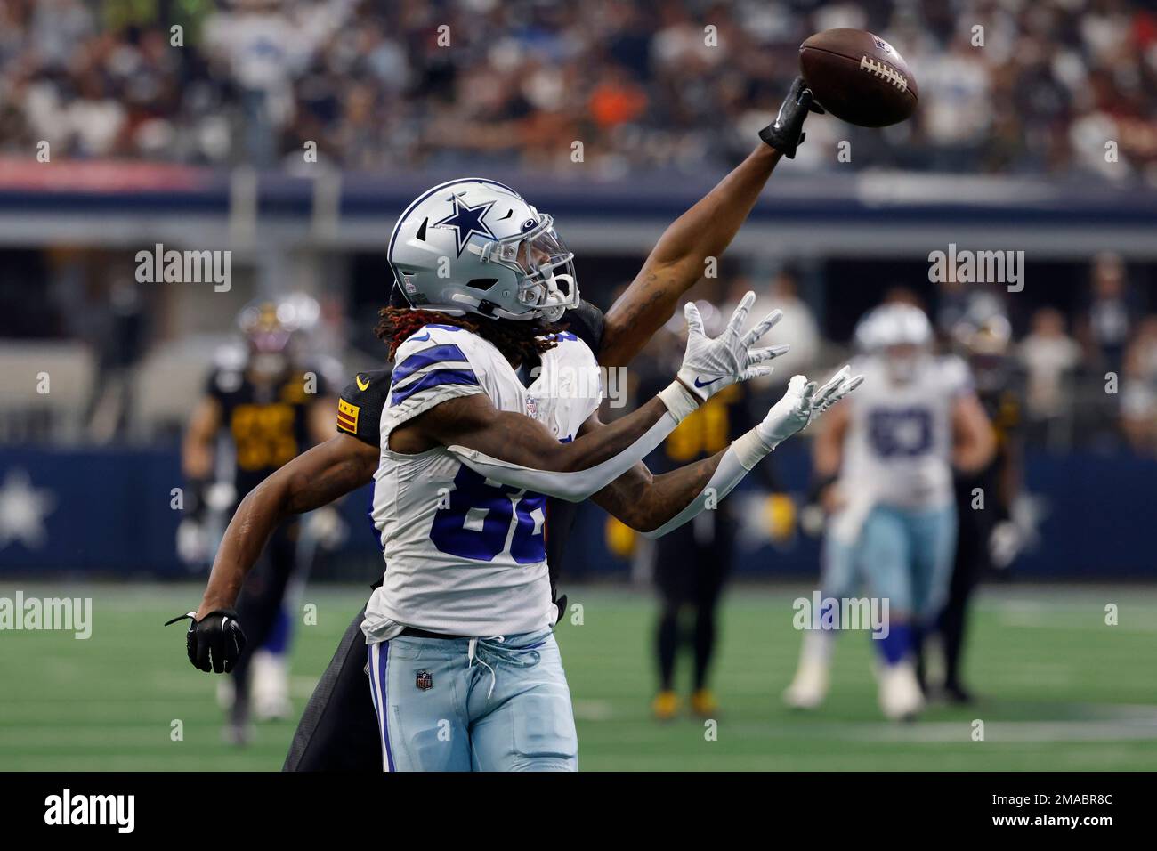 Santa Clara, California, USA. 22nd Jan, 2023. San Francisco 49ers  linebacker Fred Warner (54) tackles Dallas Cowboys wide receiver CeeDee  Lamb (88) on Sunday, January 22, 2023, at Levis Stadium in Santa