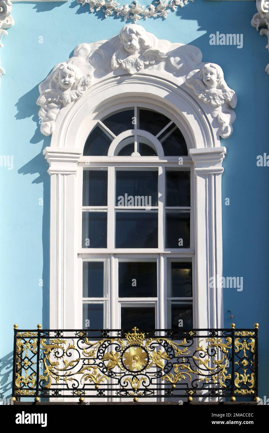 Fenêtre et balcon. Cathédrale Saint-Nicolas des Marins. Saint-Pétersbourg. Russie. / Window and balcony. St. Nicholas Naval Cathedral. Saint Petersbur Stock Photo