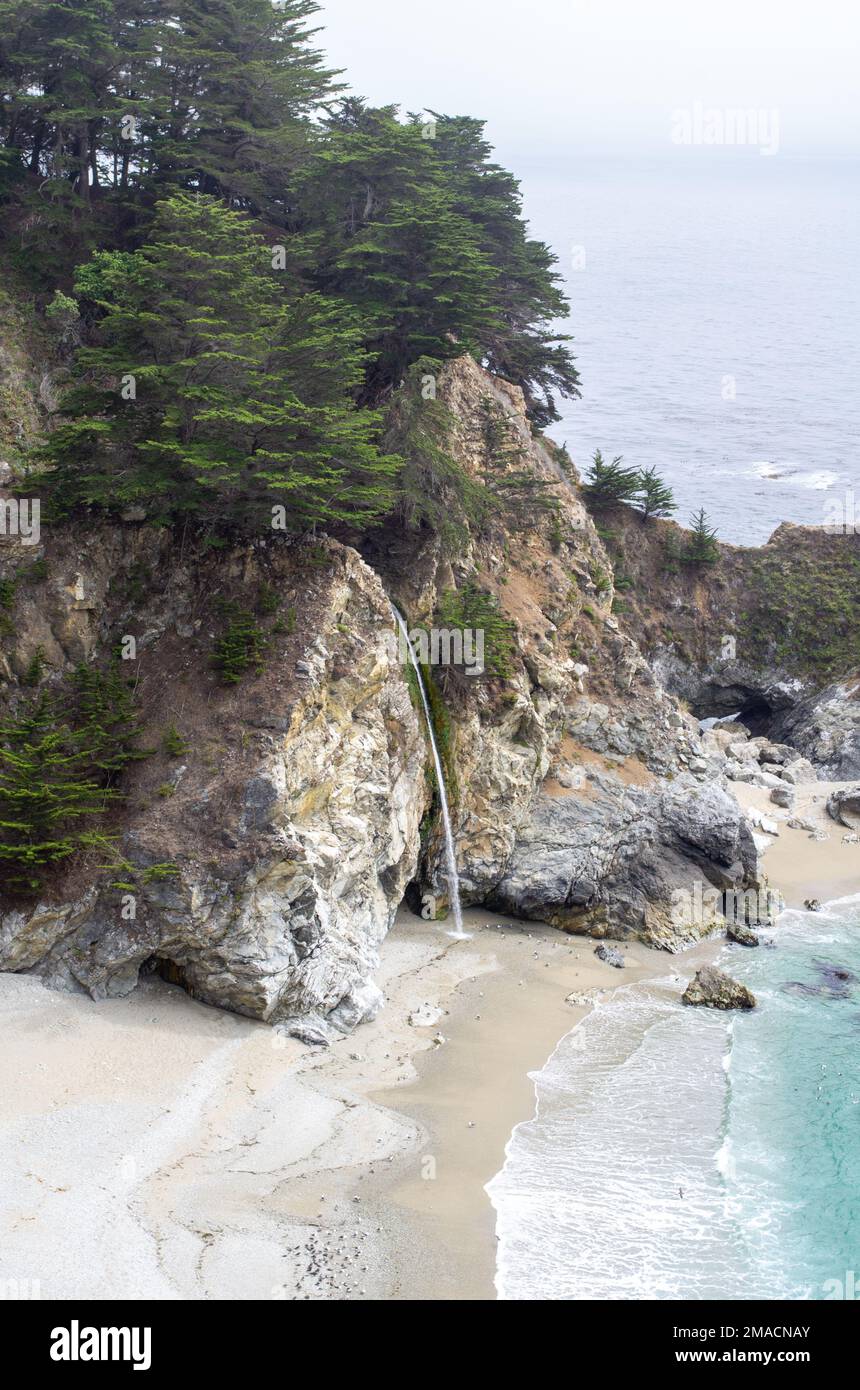 Oceanfront Rocks Beachfront rocks hi-res stock photography and images - Alamy