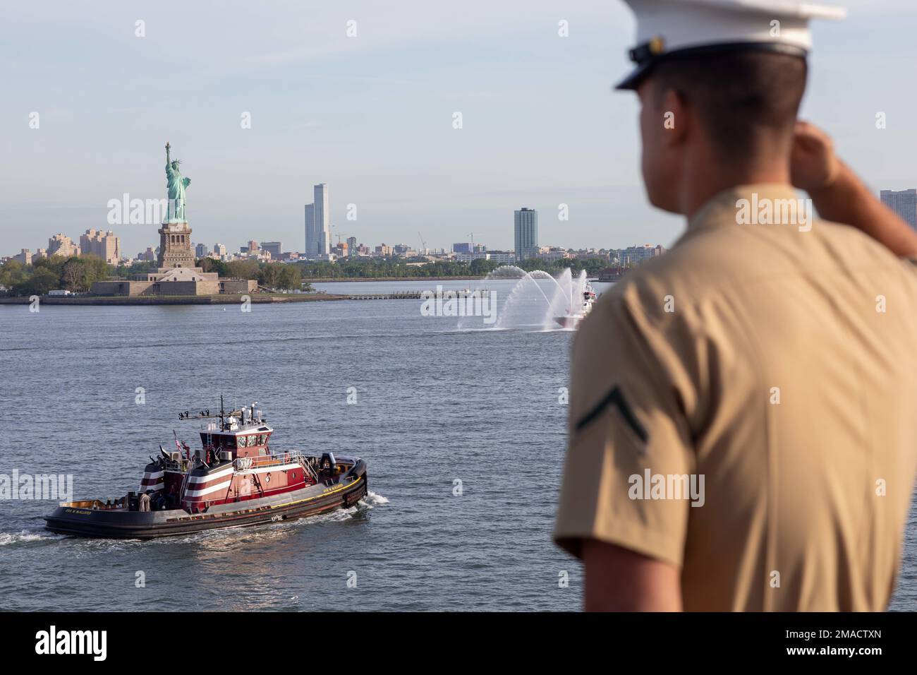 220525-N-HA192-1221  New York (May 25, 2022) - Marines assigned to Marine Expeditionary Unit 24 and Sailors assigned to amphibious assault ship USS Bataan (LHD 5), man the rails while Bataan arrives to Fleet Week New York May 25, 2022.  Bataan is underway in the 2nd fleet area of operations. Bataan is homeported at Naval Station Norfolk. Stock Photo